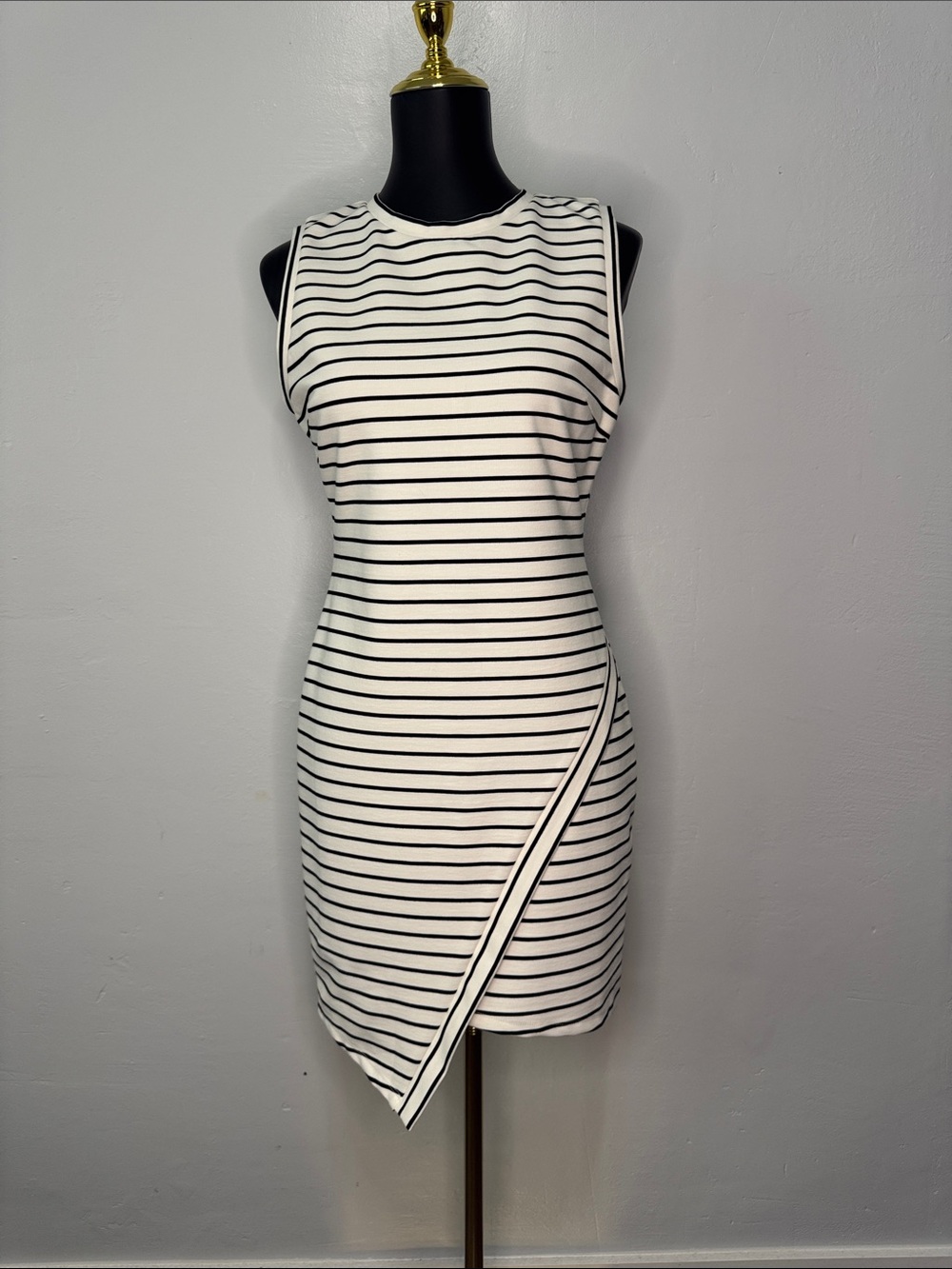 Sleeveless Striped Asymmetrical Mini Dress - White & Black